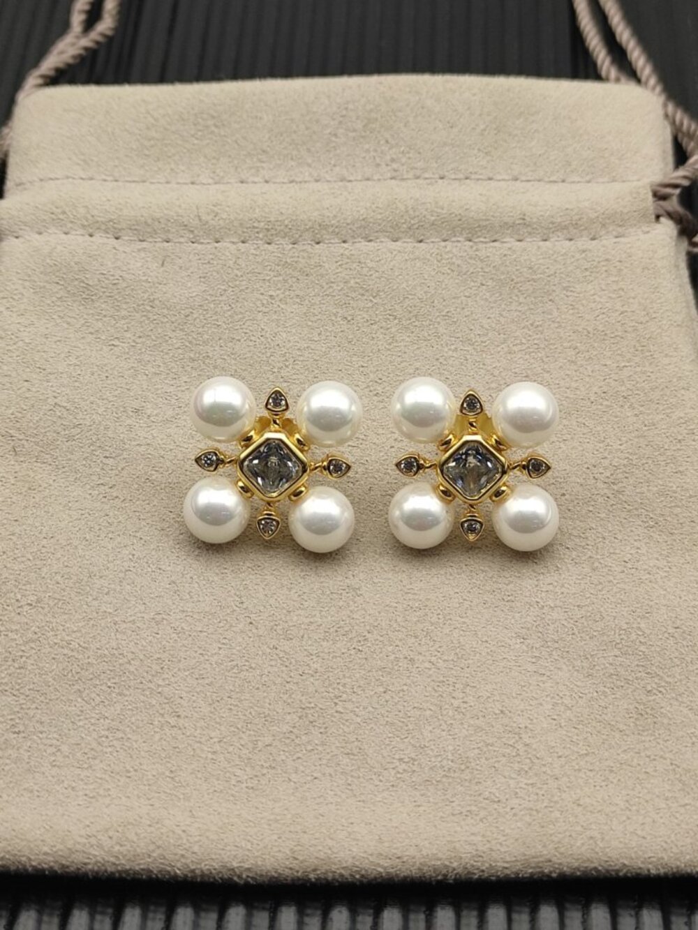David Yurman Pyramid Pearl Earrings - Picture 6 of 8